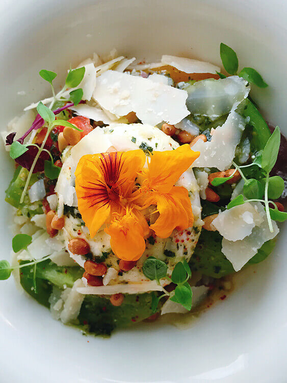 Heimloom tomato and burrata salad with edible flowers at Le 7 Restaurant Bordeaux