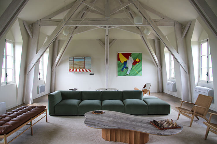 A large loft has games and a flat screen tv for watching movies at Château Malescasse