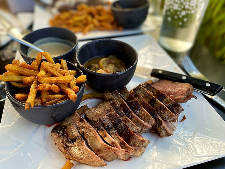 Duck breast sliced and served with fries at Chez Rémi in Libourne