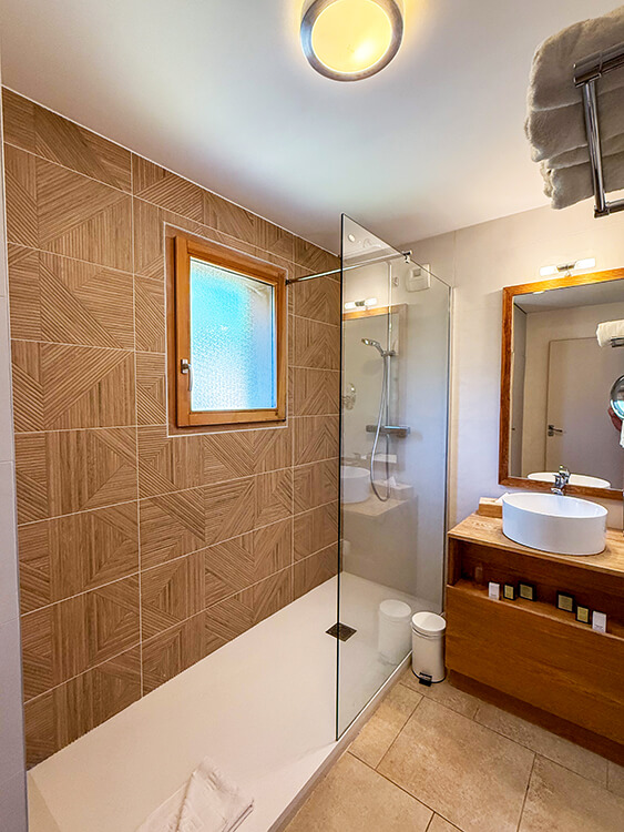 The spacious bathroom with large walk-in rain shower at Domaine du Ferret in Claouey, Lège-Cap-Ferret, France