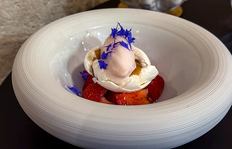 Strawberries with a meringue and bergamote tea at INIMA