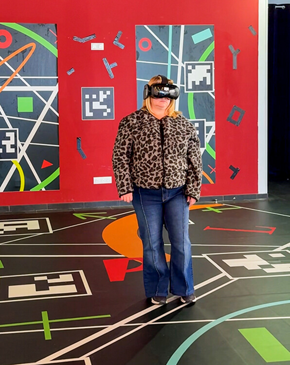 Jennifer wearing the virtual reality headset at Napoléon, l’Épopée Immersive